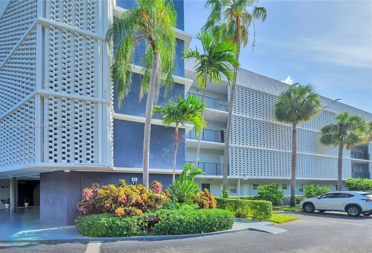 1 bedroom 1 bath Residential Lease for rent at 877 NE 195th St # 417, Miami FL 33179