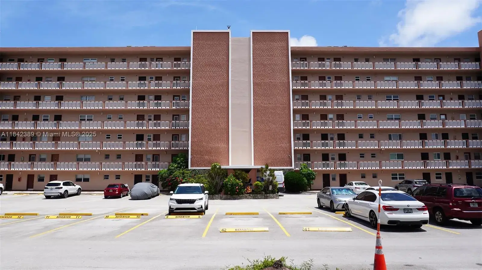 1 bedroom 1 bath Residential Lease for rent at 301 NE 14th Ave # 703, Hallandale Beach FL 33009