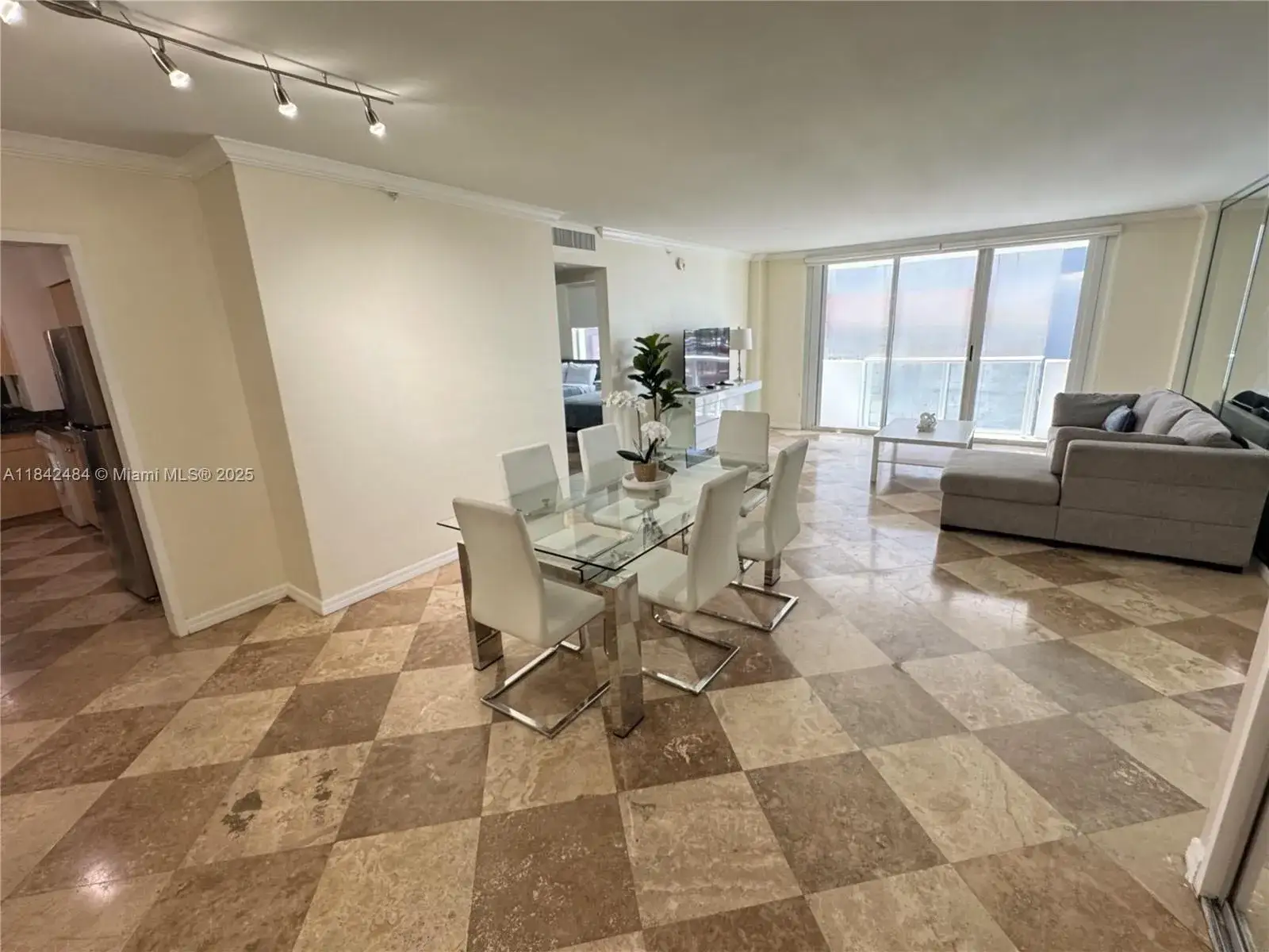 1 bedroom 1 bath Residential for sale at 9195 Collins Ave # 912, Surfside FL 33154