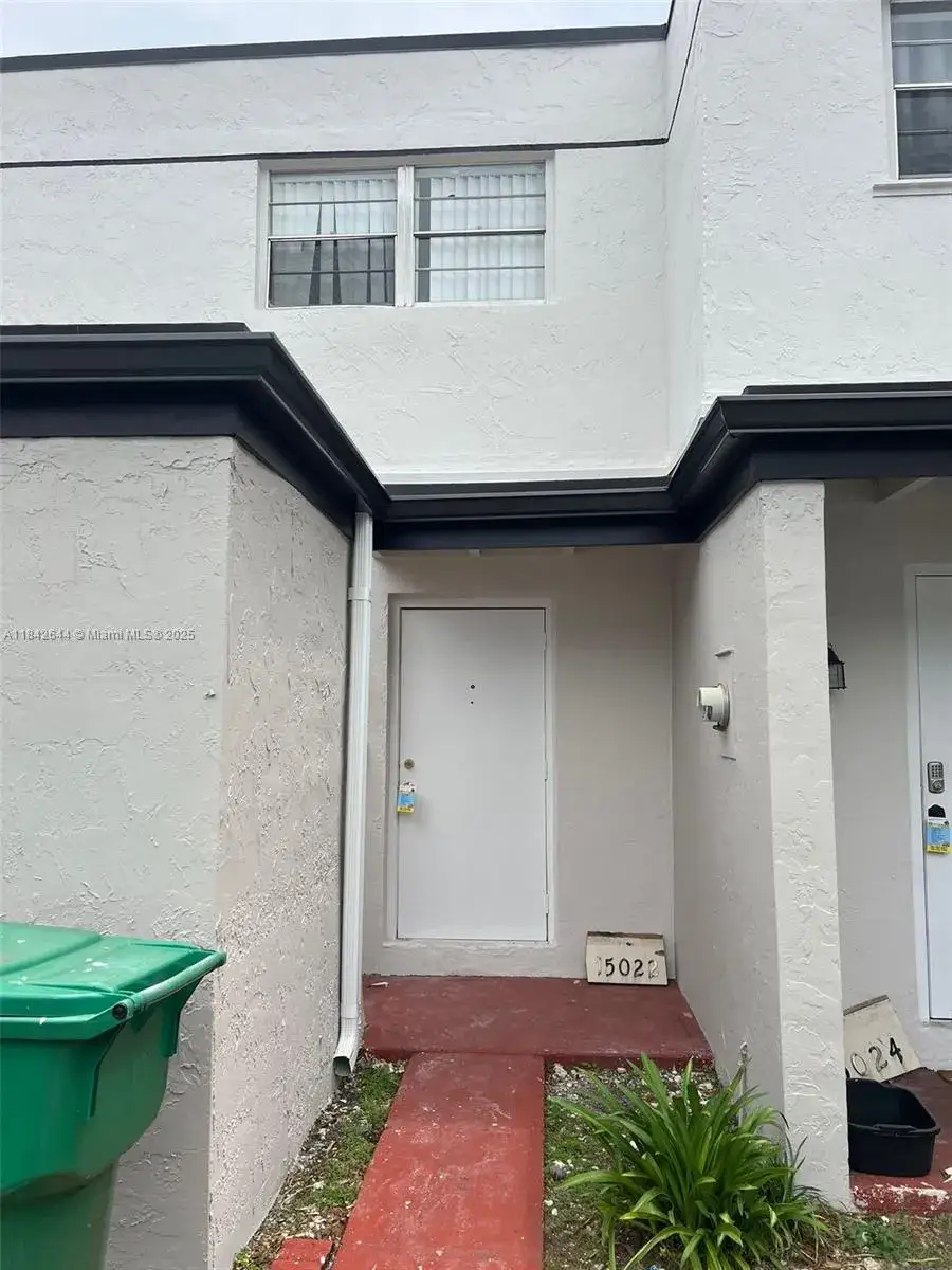2 bedroom 1 bath Residential Lease for rent at 15022 SW 80th Ter # 905, Miami FL 33193