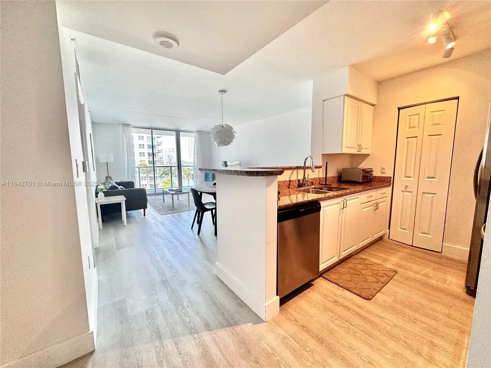 1 bedroom 1 bath Residential Lease for rent at 1155 Brickell Bay Dr # 906, Miami FL 33131