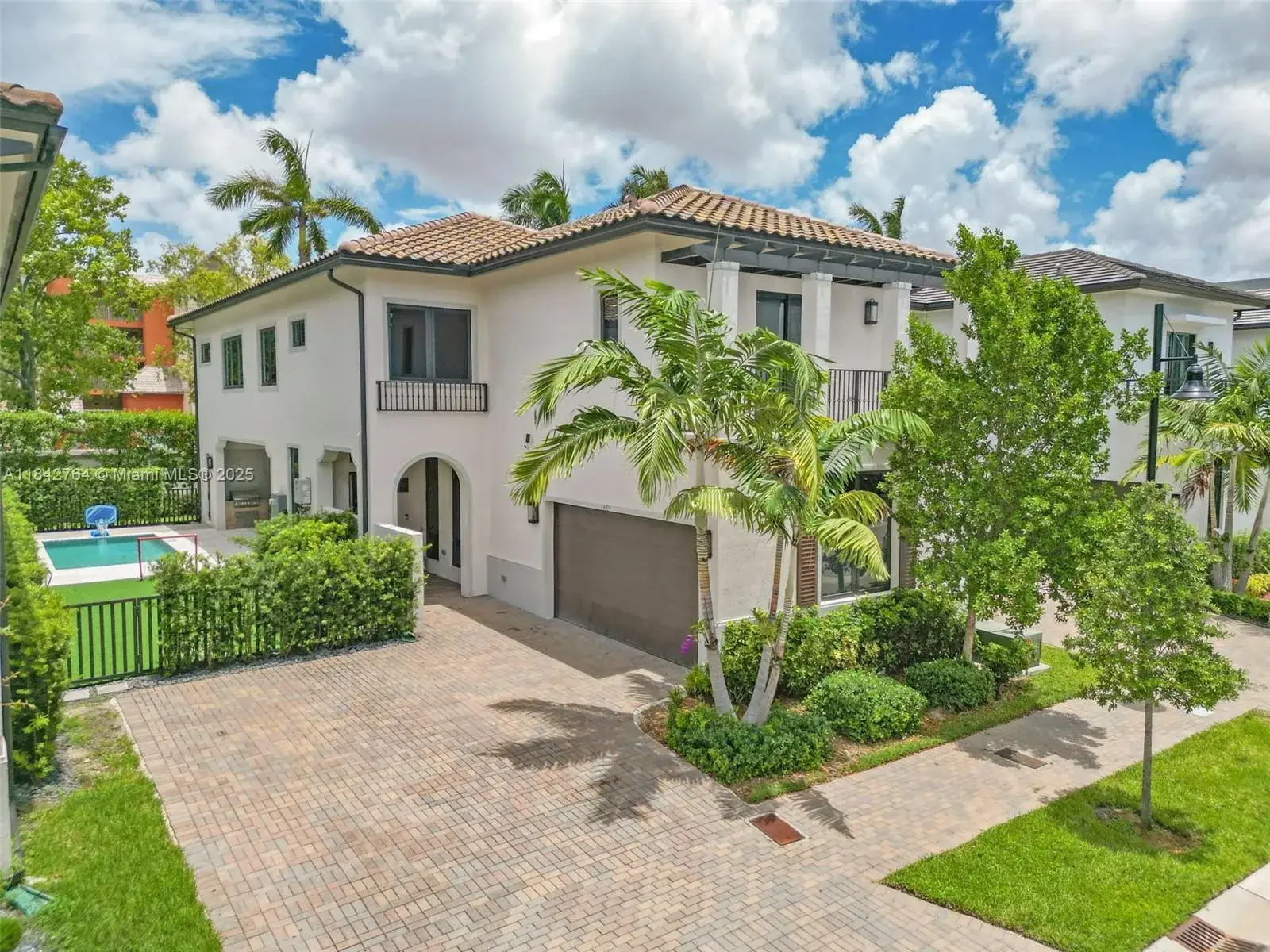 4 bedroom 4 bath Residential for sale at 8109 NW 48th Ter, Doral FL 33166