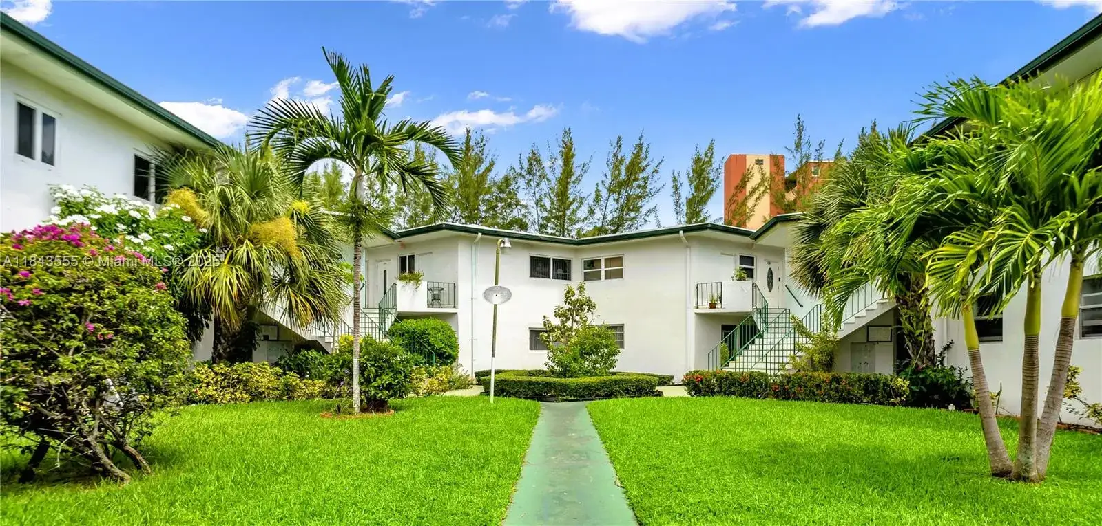 1 bedroom 1 bath Residential for sale at 18760 NE 18th Ave # 235, Miami FL 33179