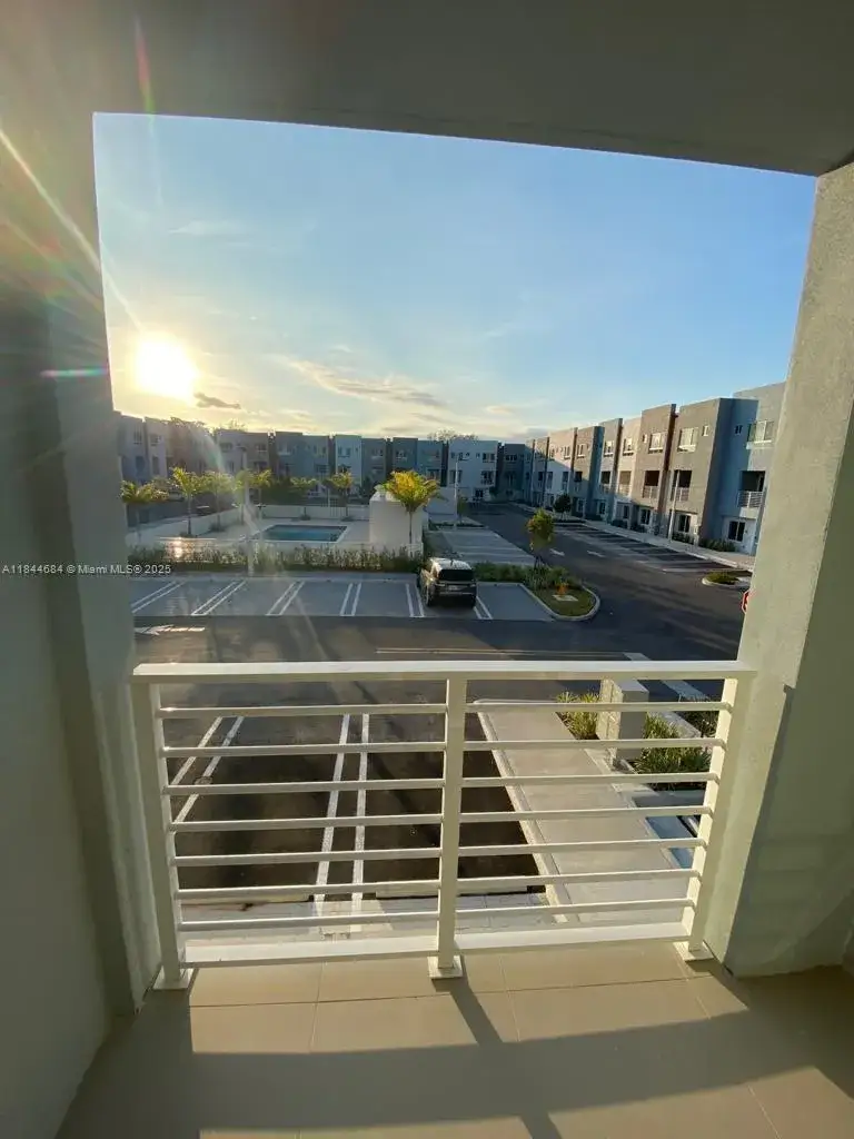 2 bedroom 2 bath Residential for sale at 2561 NE 193rd St # 1202, Miami FL 33180