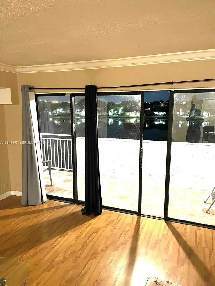 1 bedroom 1 bath Residential for sale at 9359 Fontainebleau Blvd # F301, Miami FL 33172
