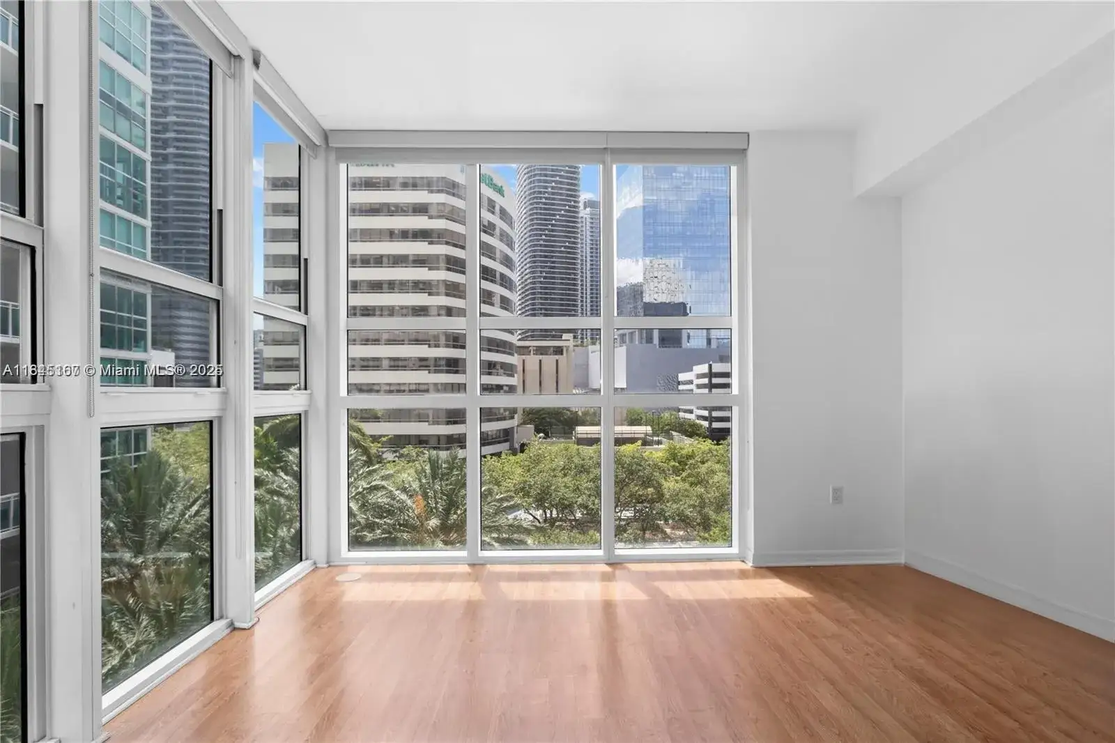 1 bedroom 1 bath Residential for sale at 950 Brickell Bay Dr # 501, Miami FL 33131