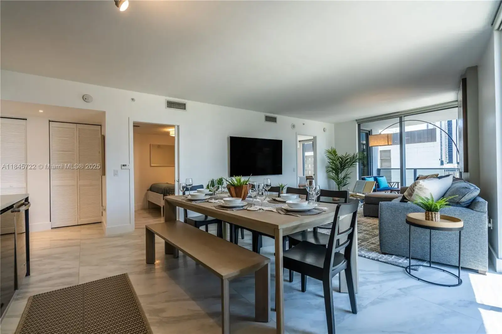2 bedroom 2 bath Residential Lease for rent at 31 SE 6th St # 1401, Miami FL 33131