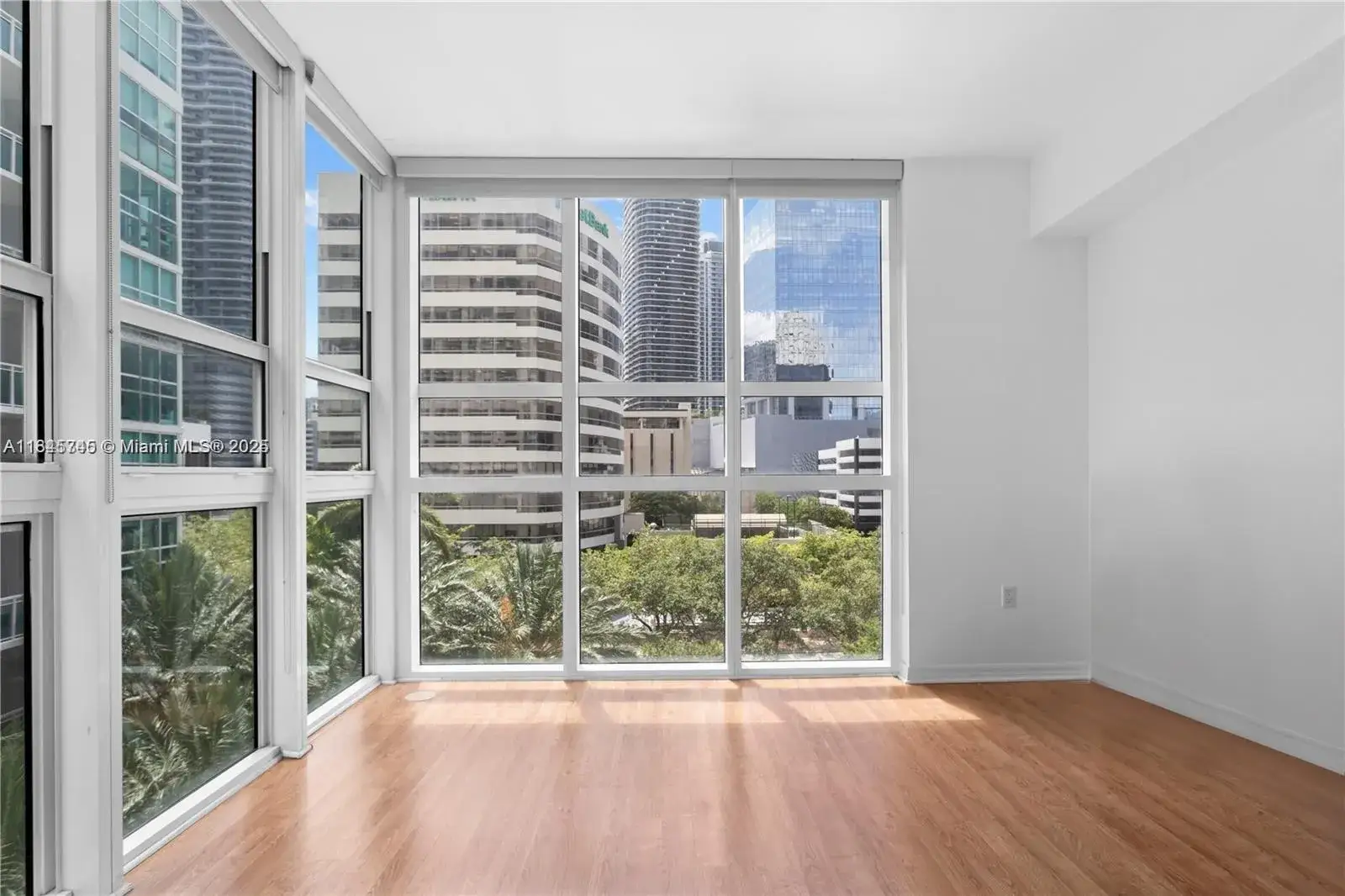 1 bedroom 1 bath Residential Lease for rent at 950 Brickell Bay Dr # 501, Miami FL 33131