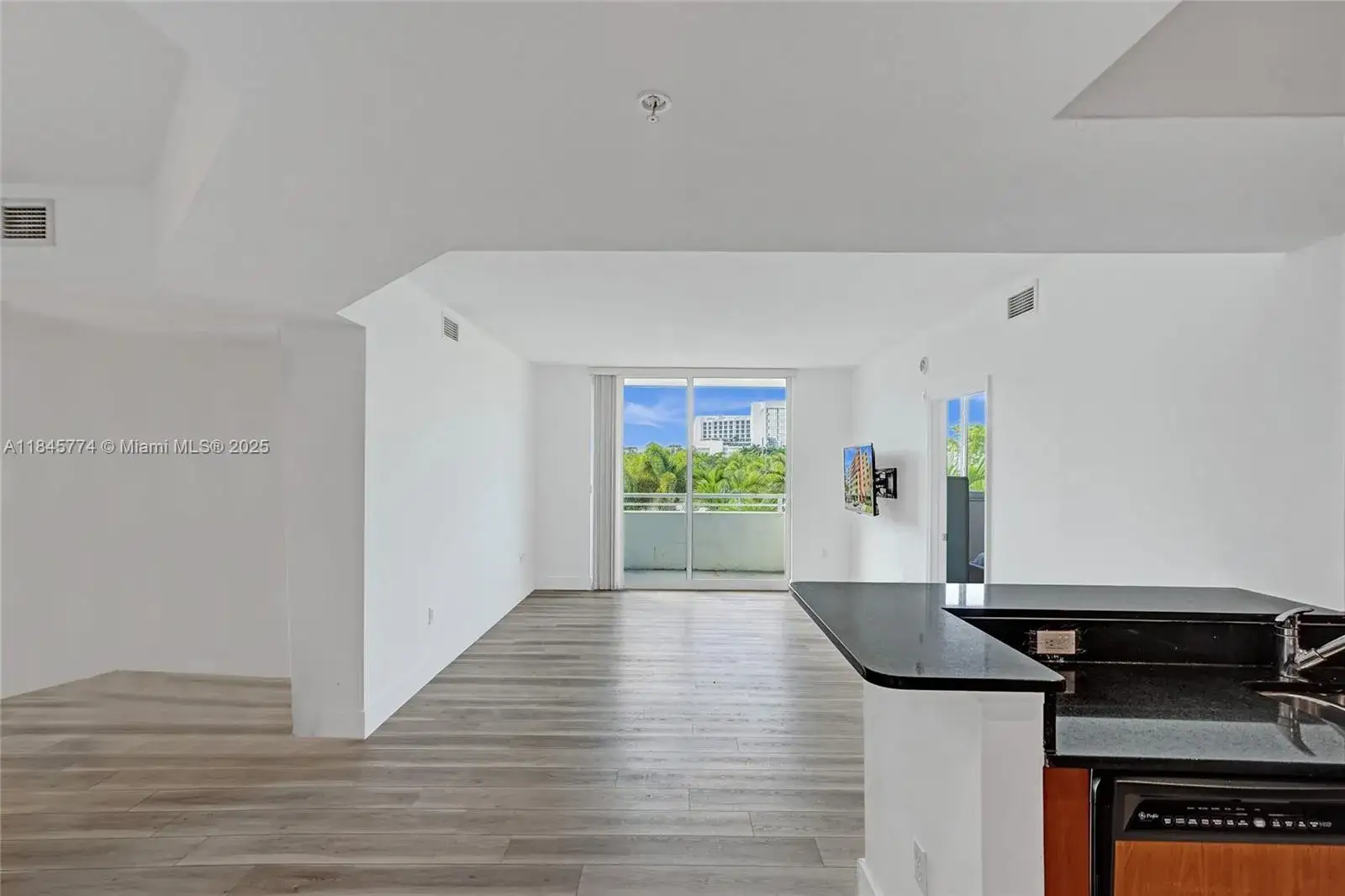 2 bedroom 2 bath Residential for sale at 2775 NE 187th St # 202, Aventura FL 33180