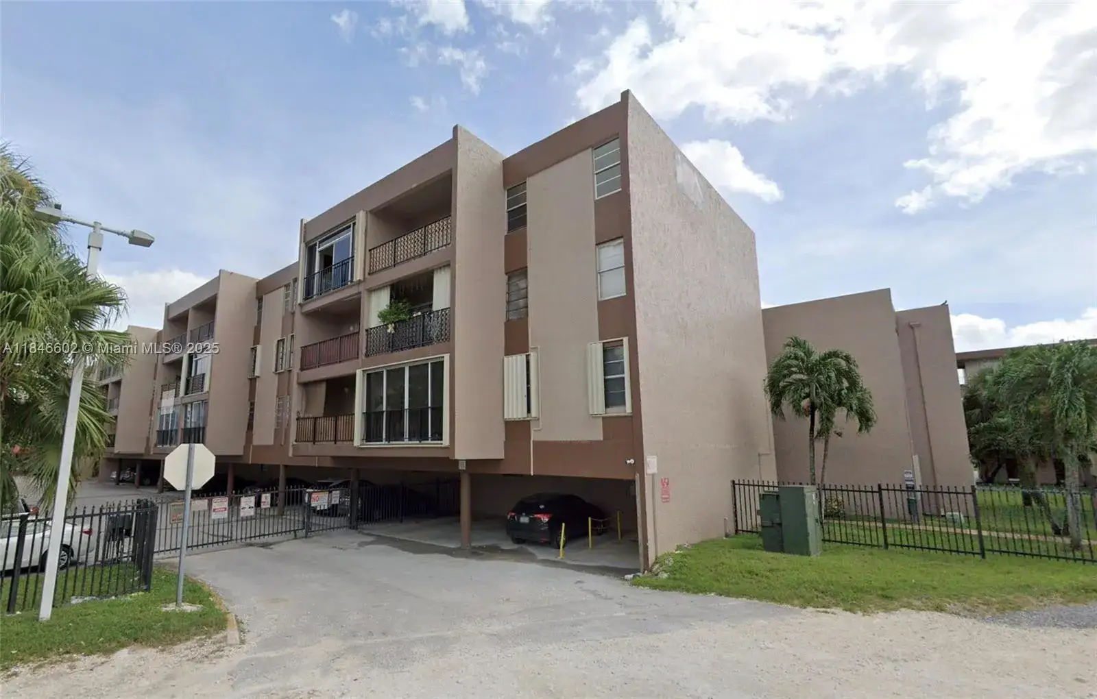 3 bedroom 2 bath Residential for sale at 1900 W 68th St # G103, Hialeah FL 33014