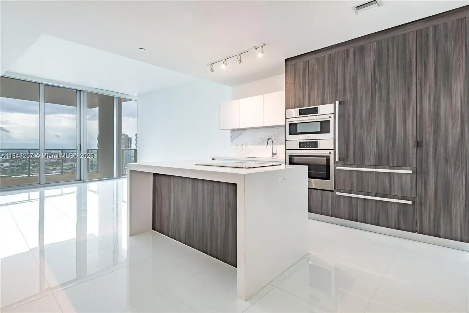 1 bedroom 2 bath Residential for sale at 851 NE 1st Ave # 2100, Miami FL 33132