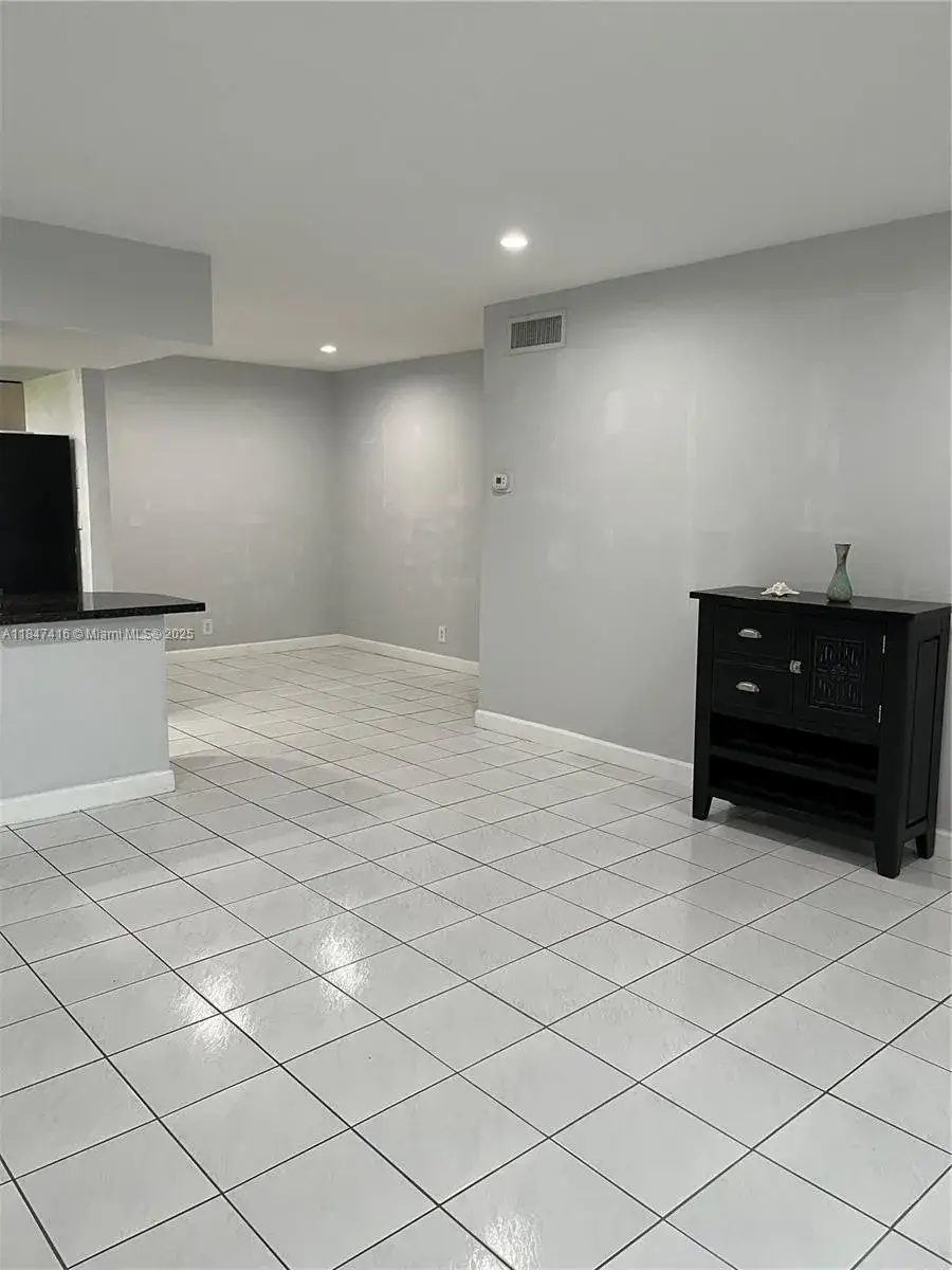 1 bedroom 1 bath Residential for sale at 8404 W Sample Rd # 131, Coral Springs FL 33065