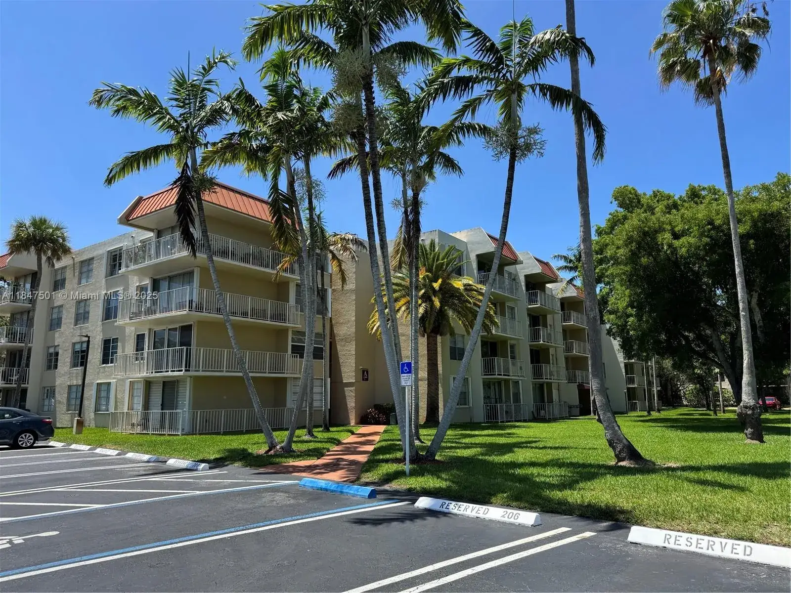 1 bedroom 1 bath Residential for sale at 13100 SW 92nd Ave # 306, Miami FL 33176