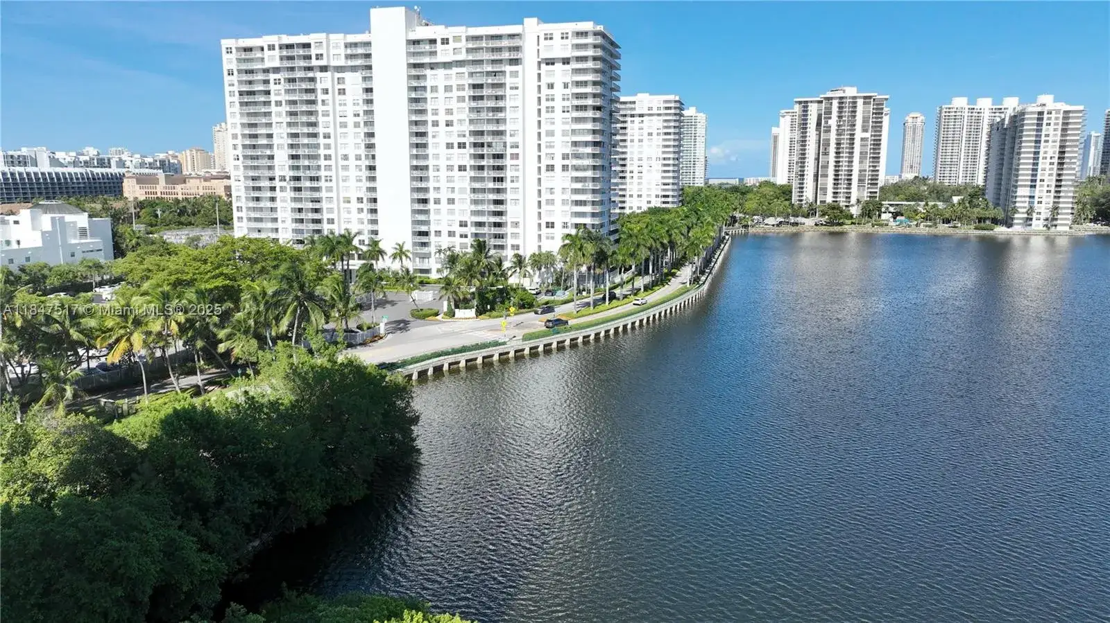 2 bedroom 2 bath Residential for sale at 2780 NE 183rd St # 717, Aventura FL 33160