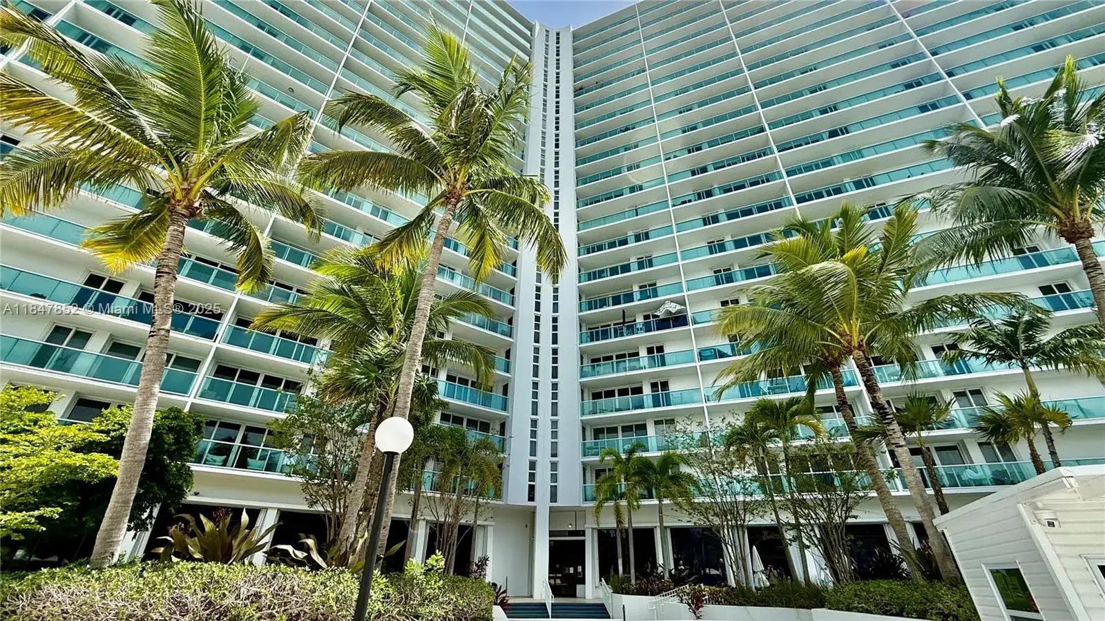 2 bedroom 2 bath Residential for sale at 100 Bayview Dr # 429, Sunny Isles Beach FL 33160