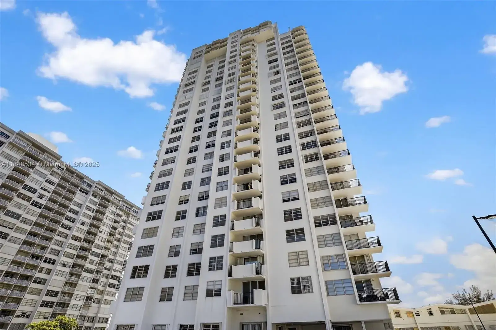 1 bedroom 1 bath Residential for sale at 2750 NE 183rd St # 506, Aventura FL 33160