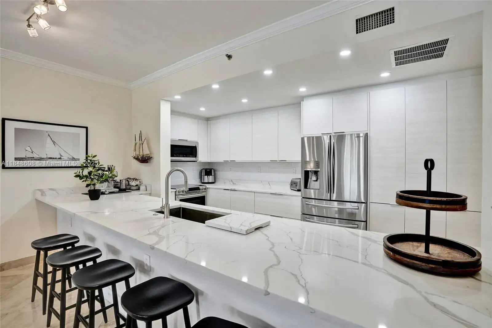3 bedroom 2 bath Residential for sale at 3700 Island Blvd # C206, Aventura FL 33160