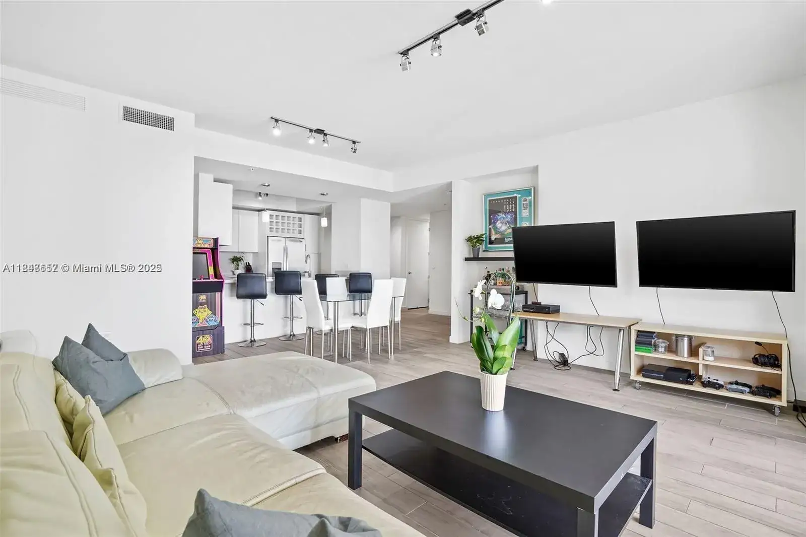 3 bedroom 2 bath Residential for sale at 999 SW 1st Ave # 2717, Miami FL 33130