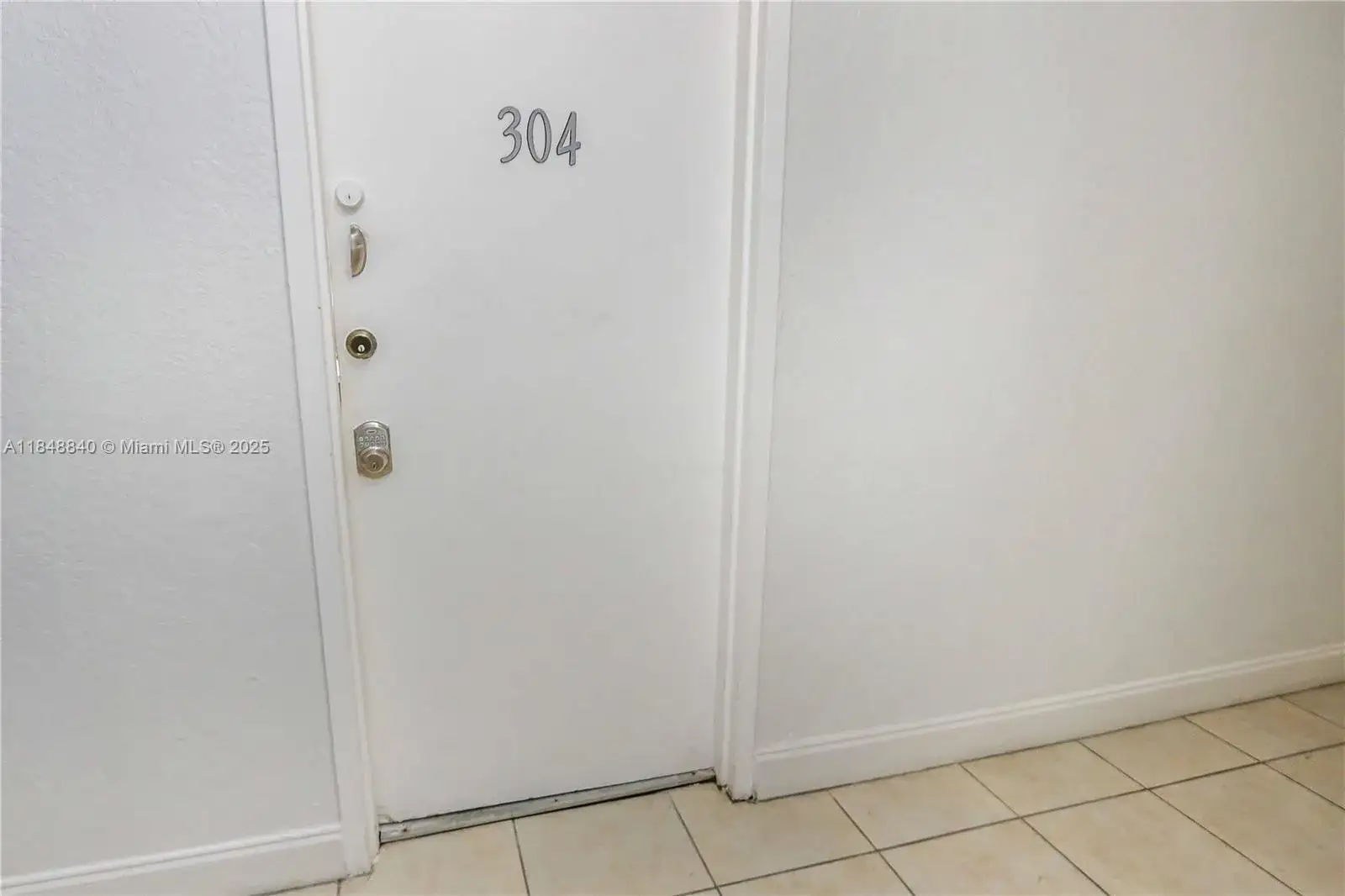 1 bedroom 1 bath Residential for sale at 9001 SW 77th Ave # C304, Miami FL 33156
