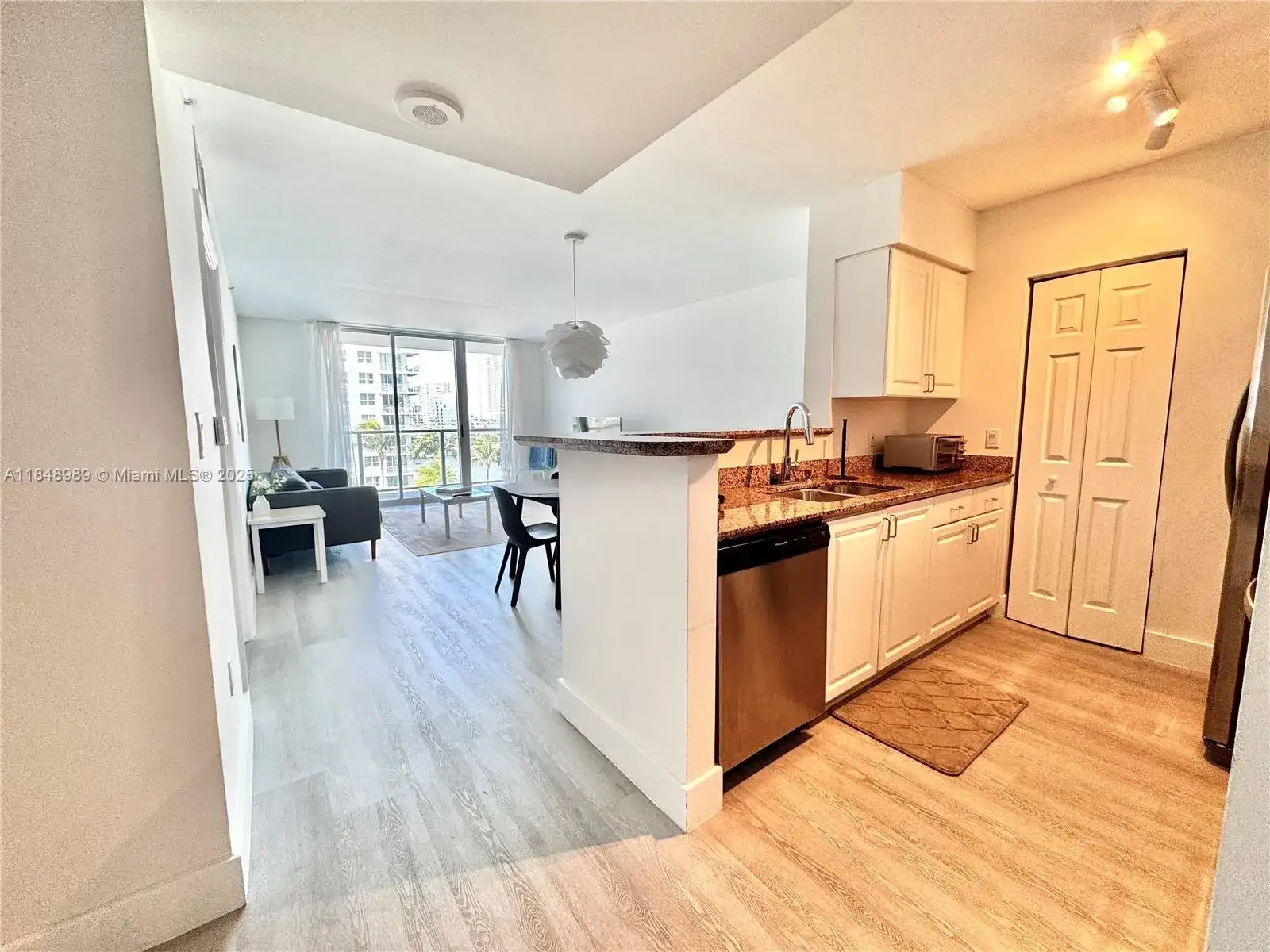 1 bedroom 1 bath Residential for sale at 1155 Brickell Bay Dr # 906, Miami FL 33131