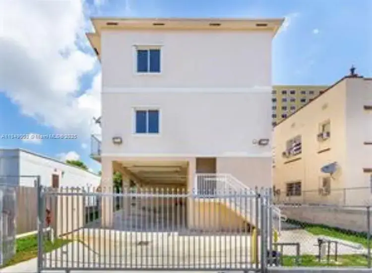 2 bedroom 1 bath Residential Lease for rent at 1063 SW 2nd St # 2, Miami FL 33130