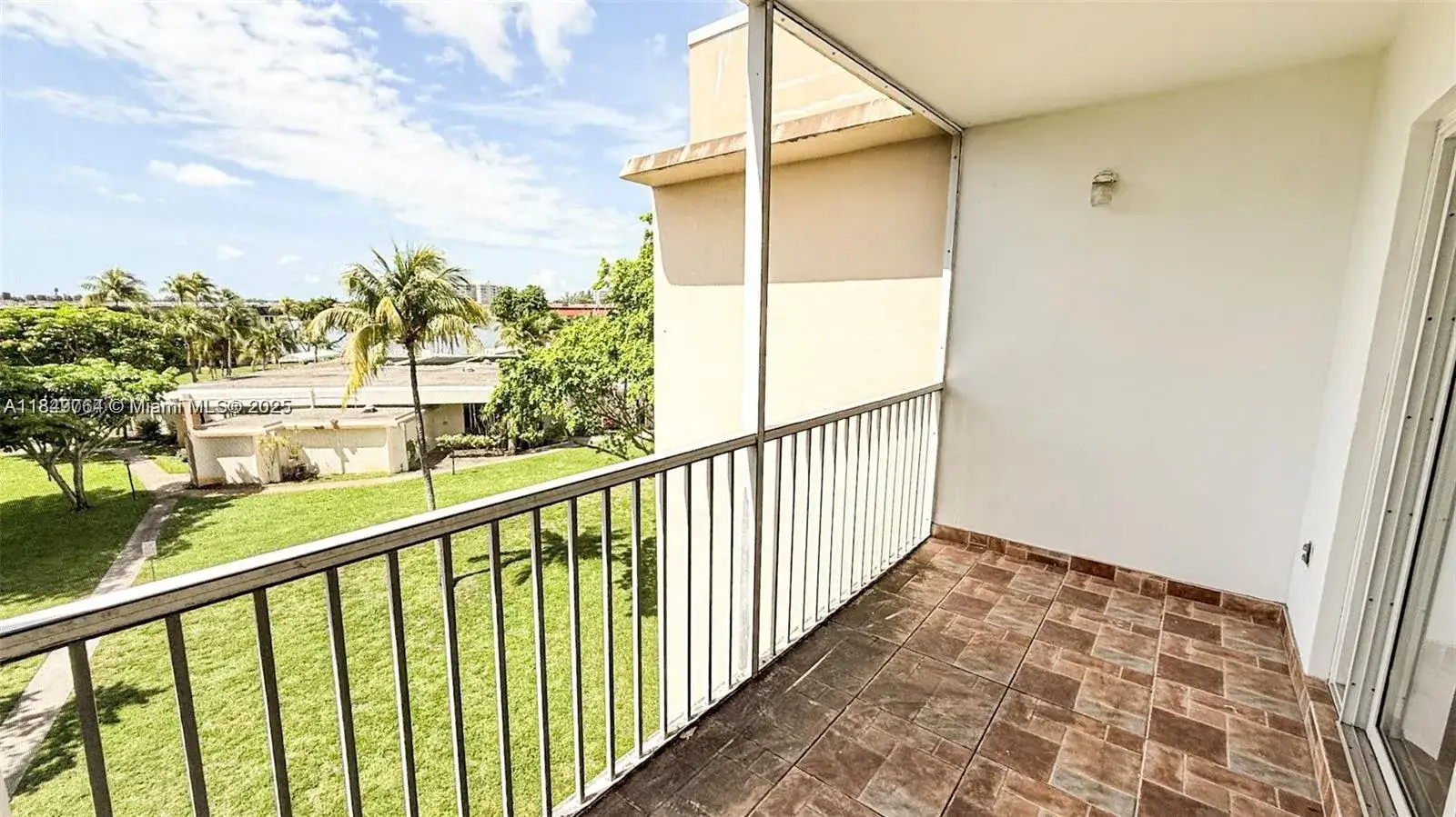 1 bedroom 1 bath Residential for sale at 1450 NE 191st St # 404, Miami FL 33179