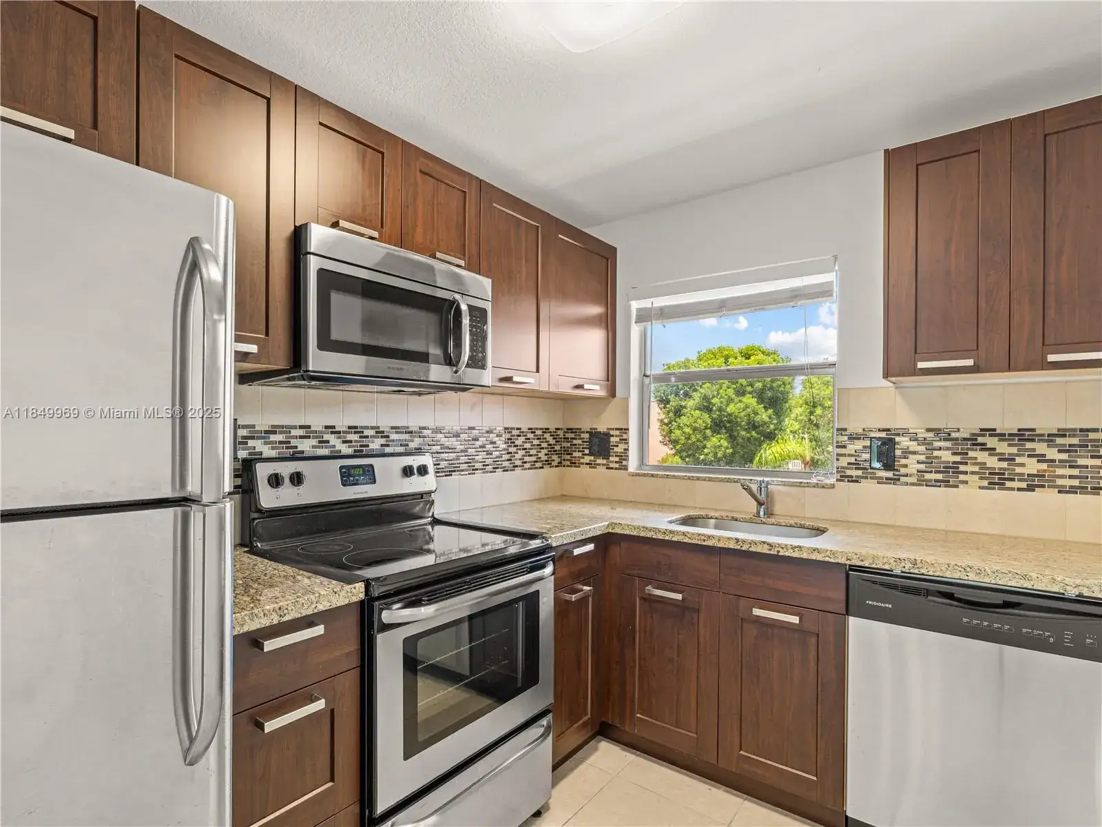2 bedroom 2 bath Residential for sale at 9460 Sunrise Lakes Blvd # 309, Sunrise FL 33322