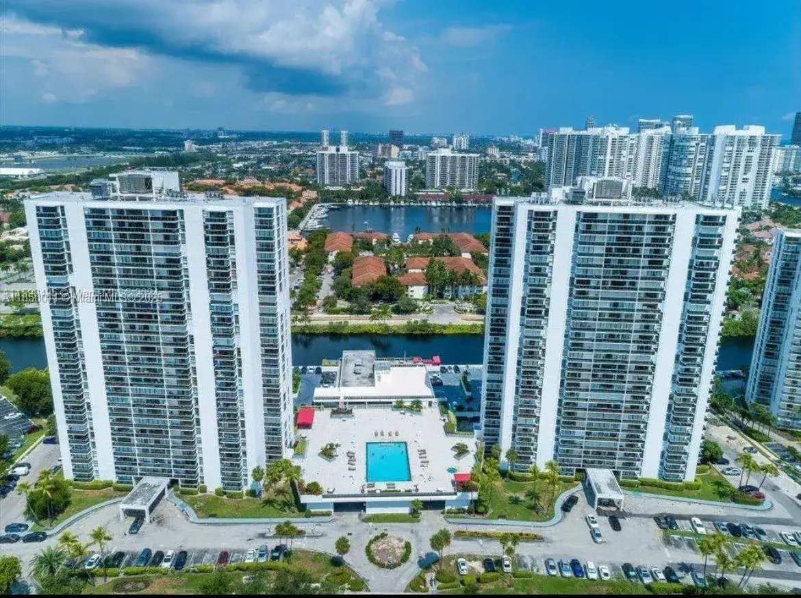 1 bedroom 1 bath Residential Lease for rent at 3675 N Country Club Dr # 105, Aventura FL 33180
