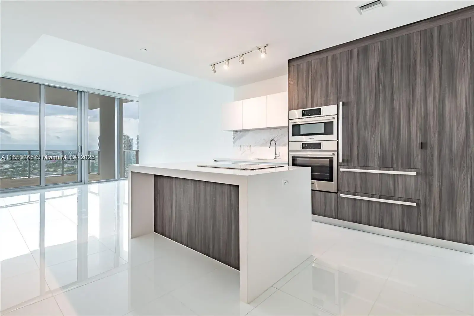 1 bedroom 2 bath Residential Lease for rent at 851 NE 1st Ave # 2100, Miami FL 33132