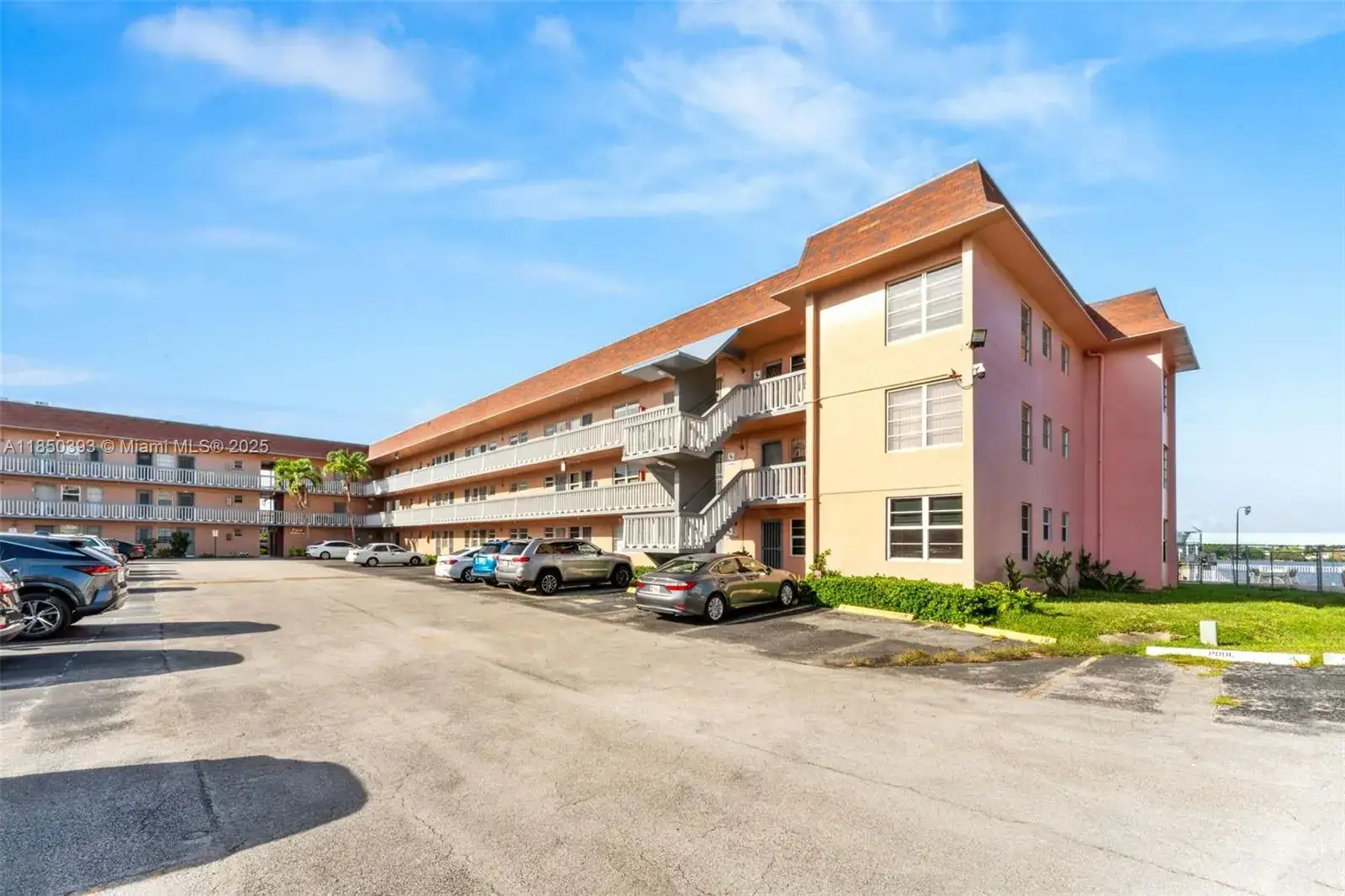 2 bedroom 1 bath Residential for sale at 18555 NE 14th Ave # 613, Miami FL 33179