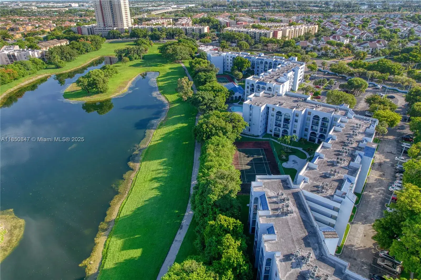 2 bedroom 2 bath Residential for sale at 9460 Fontainebleau Blvd # 130, Miami FL 33172