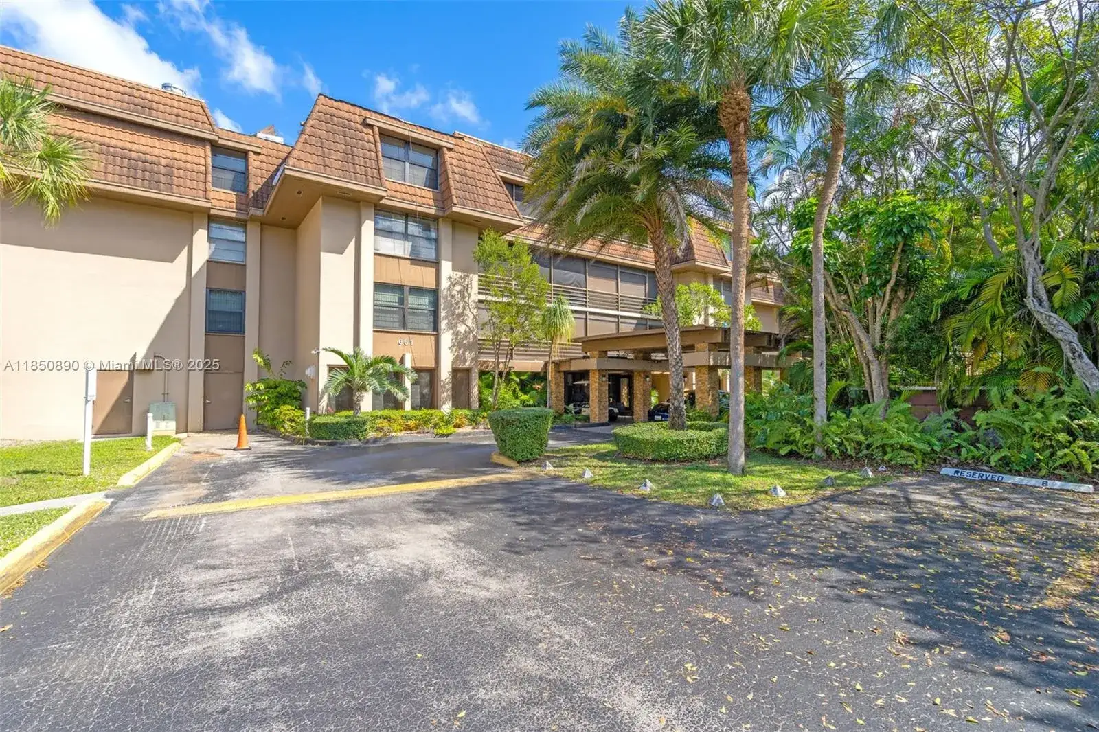 2 bedroom 2 bath Residential for sale at 661 NE 195th St # 312, Miami FL 33179