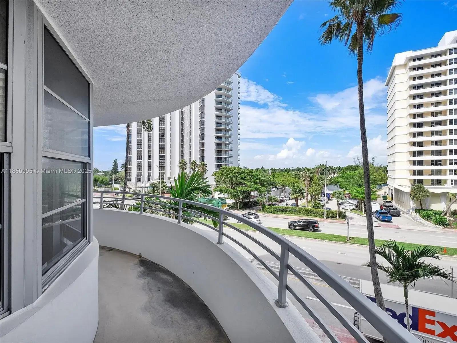 1 bedroom 1 bath Residential for sale at 5555 Collins Ave # 4S, Miami Beach FL 33140