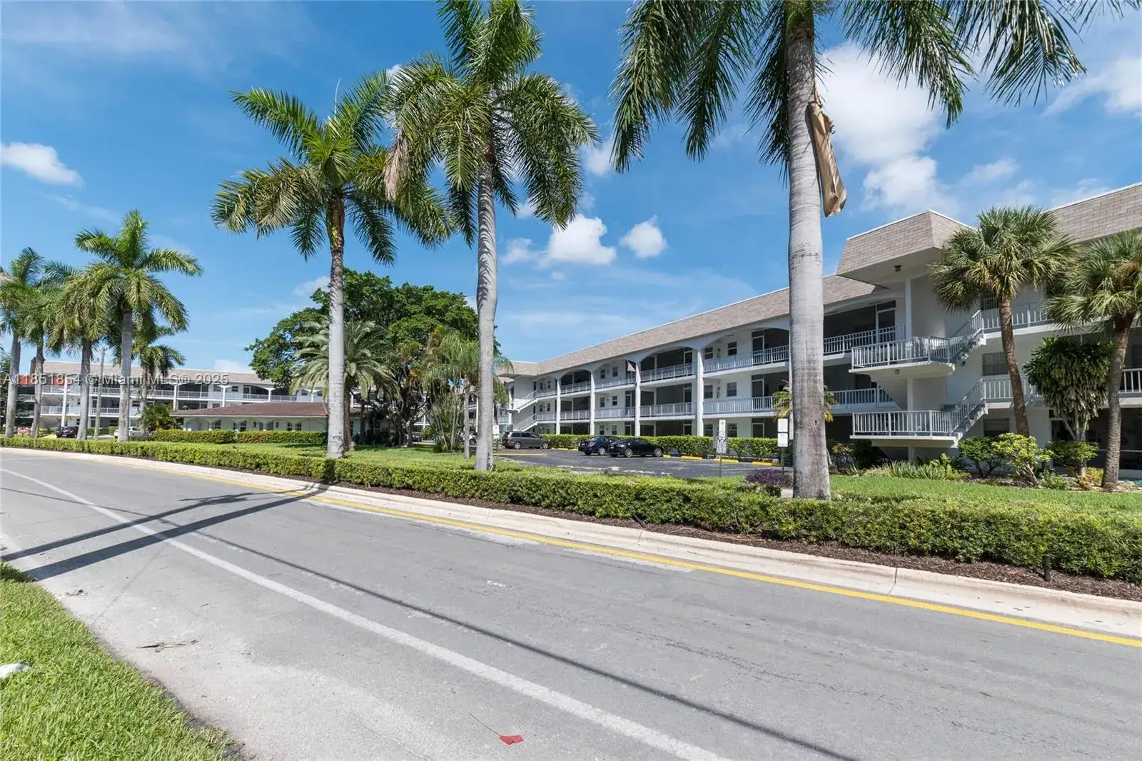 1 bedroom 1 bath Residential for sale at 581 Blue Heron Dr # B, Hallandale Beach FL 33009