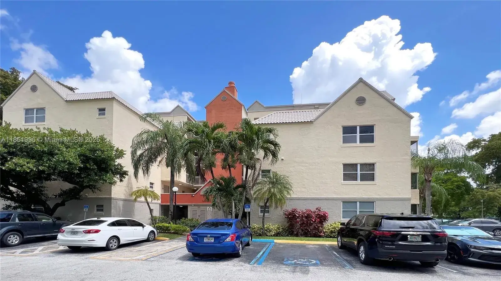 2 bedroom 2 bath Residential for sale at 8323 Lake Dr # 406, Doral FL 33166