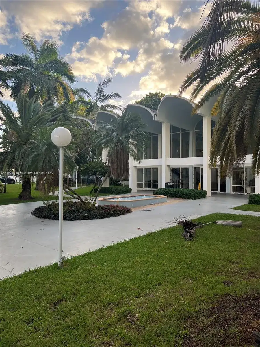 1 bedroom 1 bath Residential for sale at 486 NW 165th St Rd # B503, Miami FL 33169