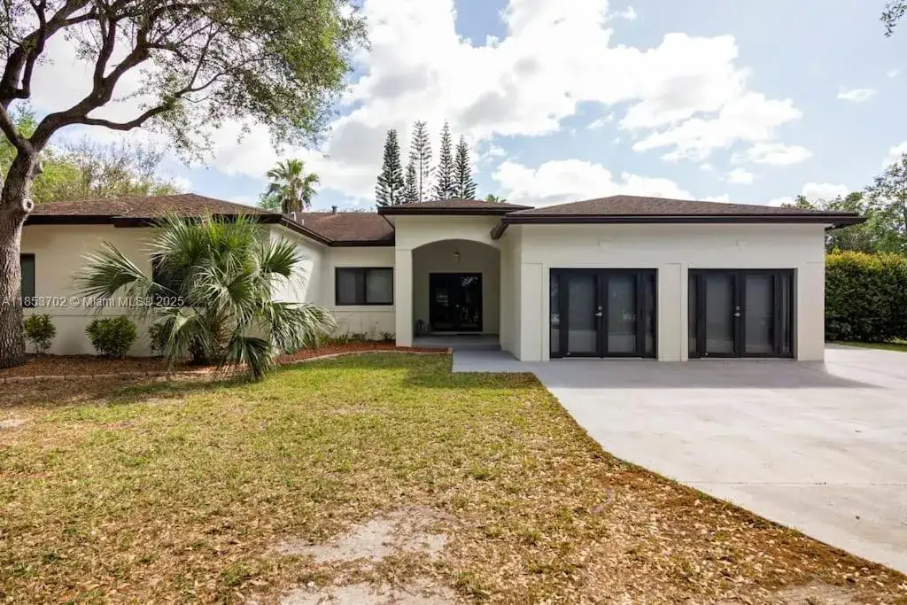 6 bedroom 4 bath Residential for sale at 26363 SW 152nd Ave, Homestead FL 33032