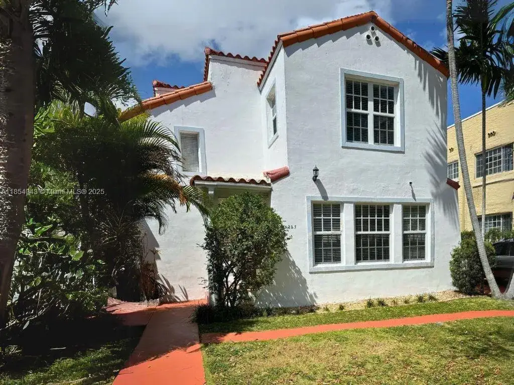 1 bedroom 1 bath Residential Lease for rent at 227 Phoenetia Ave # 2, Coral Gables FL 33134
