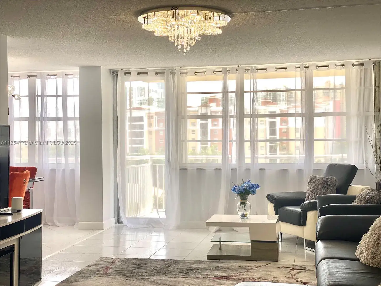 1 bedroom 1 bath Residential for sale at 251 174th St # 615, Sunny Isles Beach FL 33160