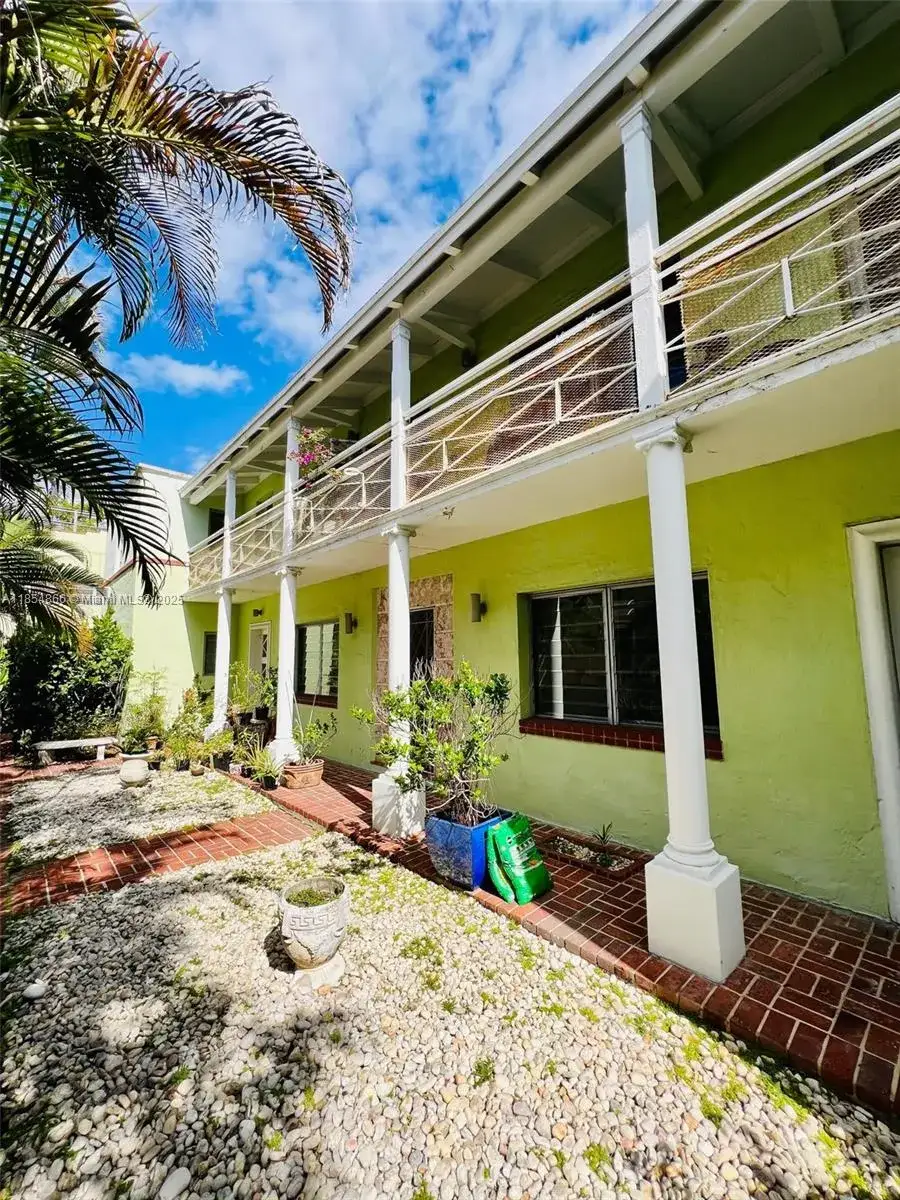 2 bedroom 2 bath Residential Lease for rent at 2830 Pine Tree Dr # 2, Miami Beach FL 33139