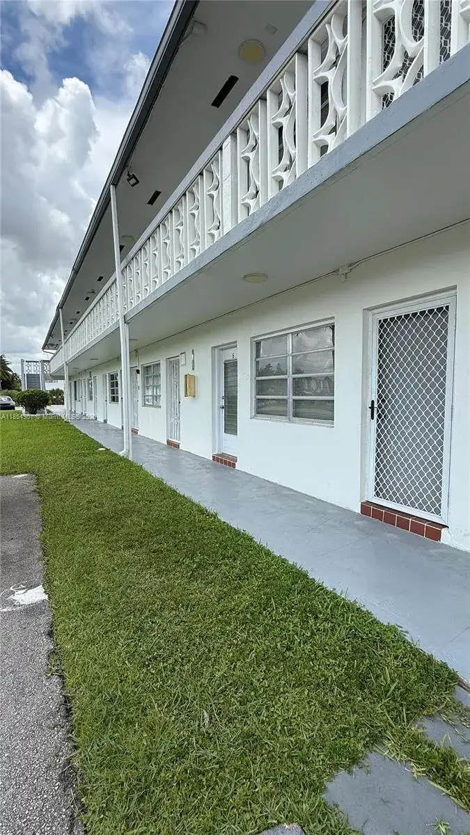 1 bedroom 1 bath Residential for sale at 11 NE 204th St # 6, Miami Gardens FL 33179