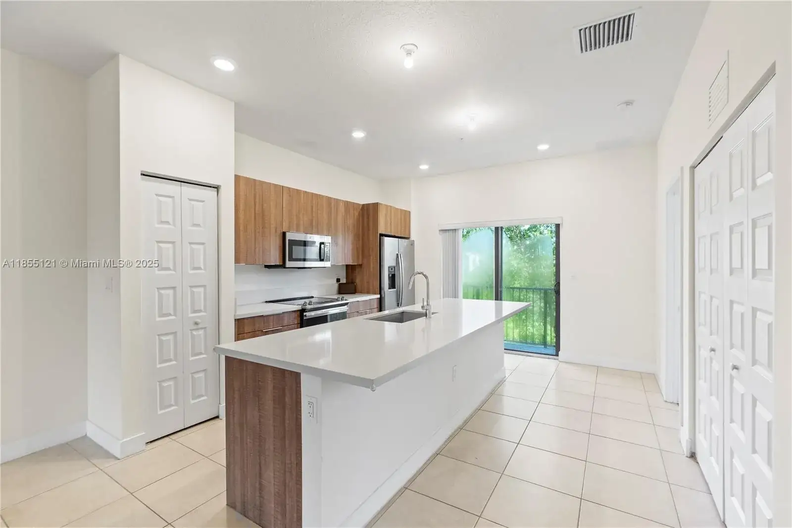 2 bedroom 2 bath Residential for sale at 7831 NW 104th Ave # 22, Doral FL 33178