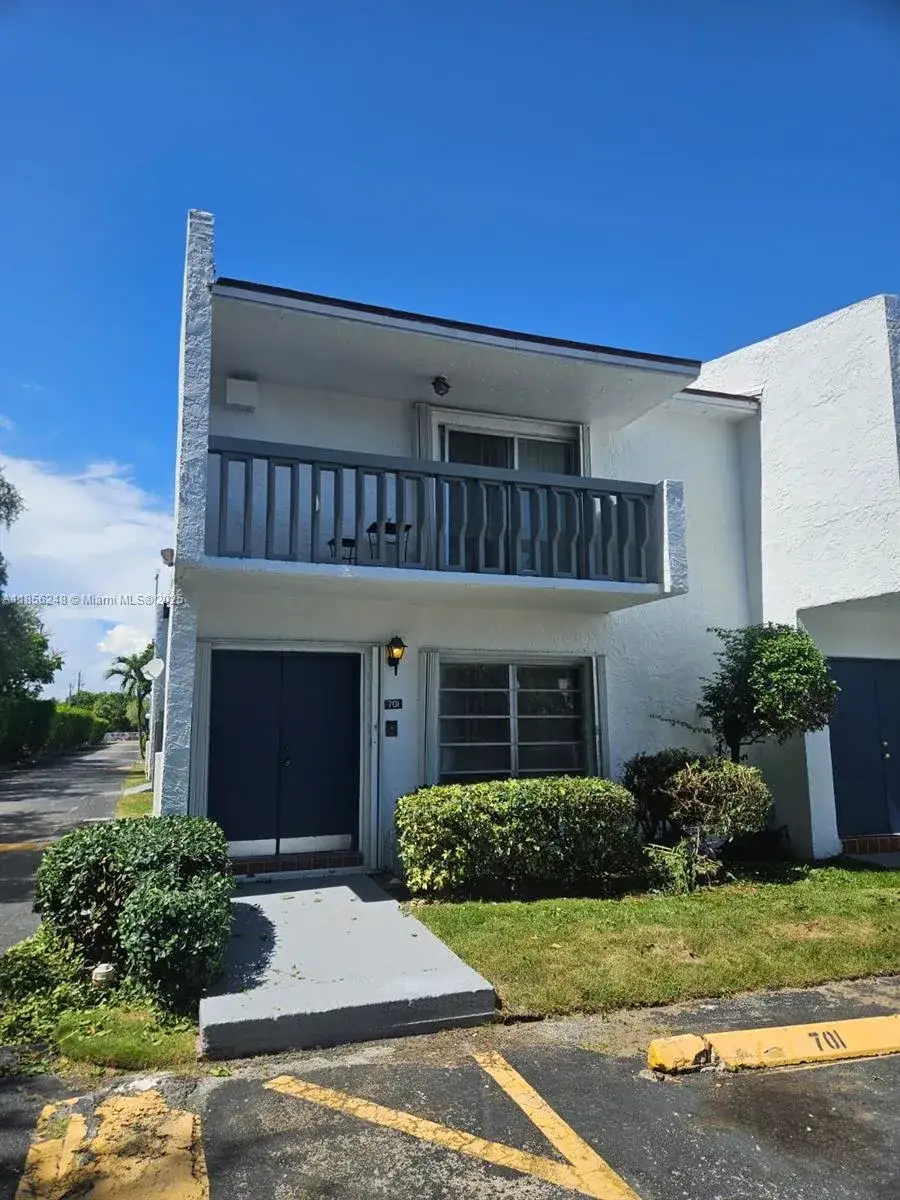 3 bedroom 2 bath Residential for sale at 17180 SW 94th Ave # 701, Palmetto Bay FL 33157