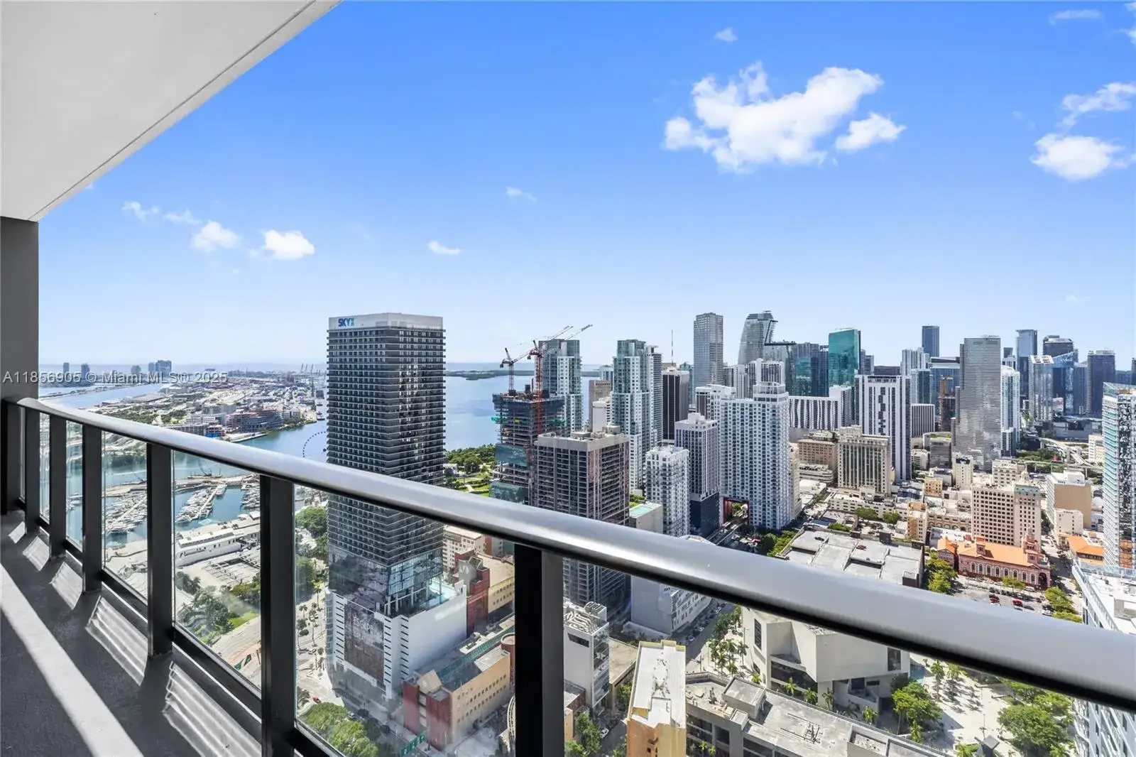 1 bedroom 1 bath Residential for sale at 601 NE 1st Ave # 4607, Miami FL 33132