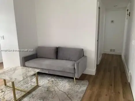 1 bedroom 1 bath Residential Lease for rent at 605 Euclid Ave # 101, Miami Beach FL 33139