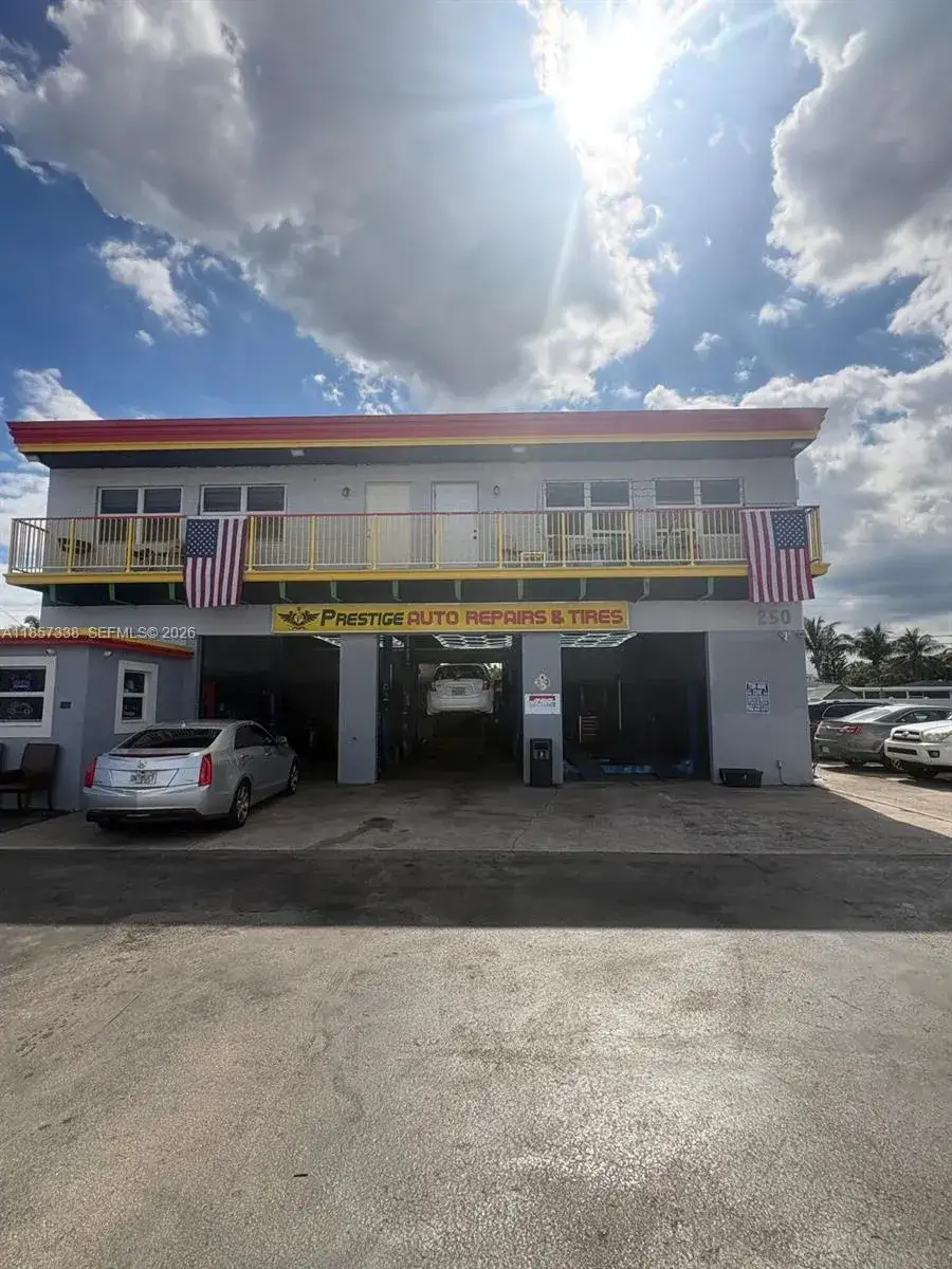 Commercial Sale for sale at 250 NE 44th St, Oakland Park FL 33334