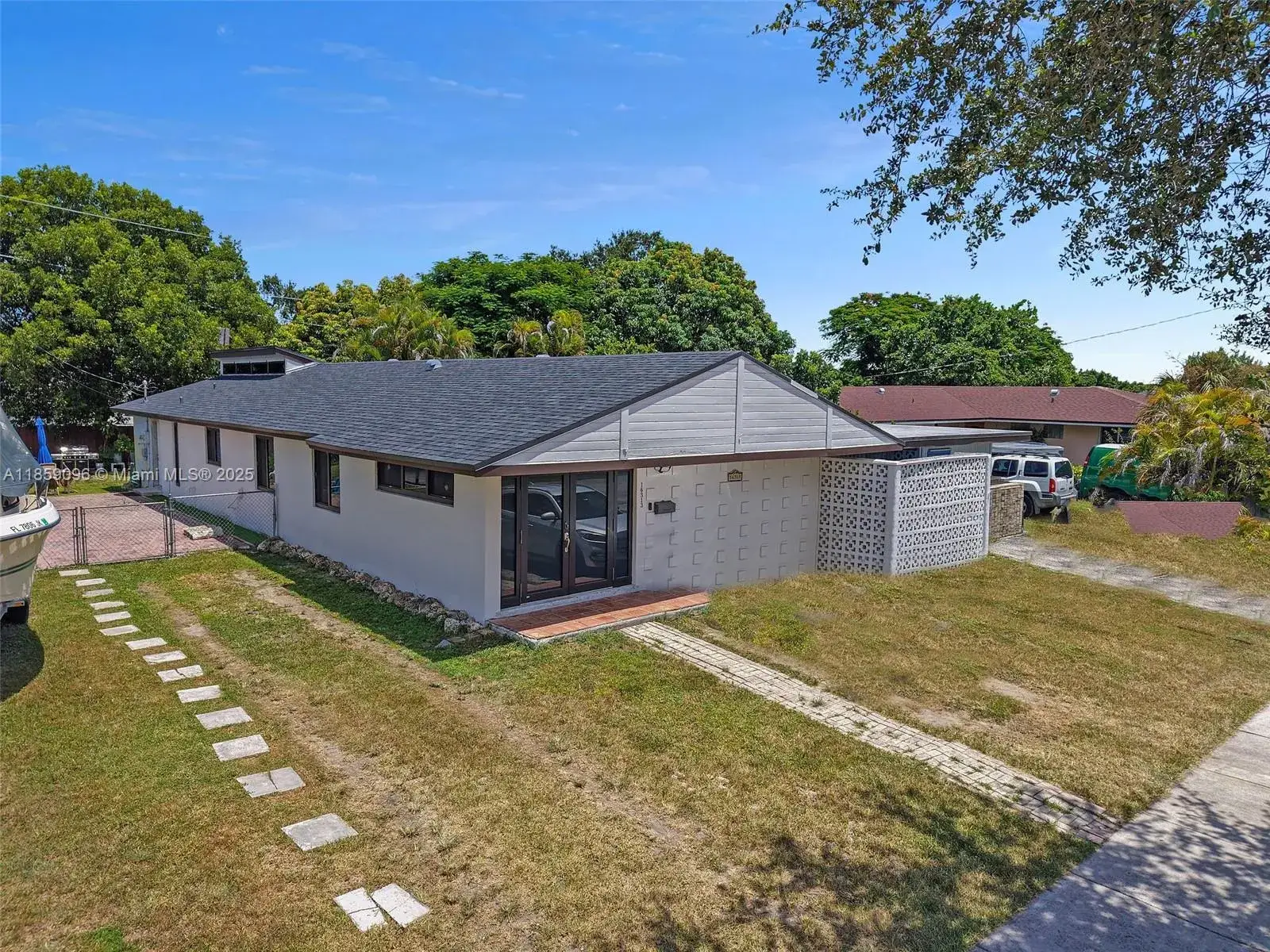 4 bedroom 3 bath Residential for sale at 16313 SW 99th Pl, Miami FL 33157