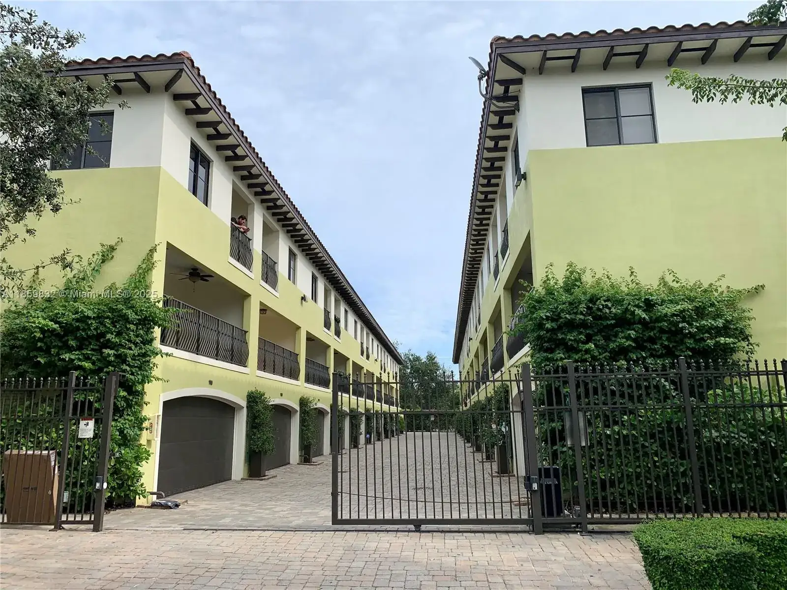 2 bedroom 2 bath Residential for sale at 3204 Bird Ave # 105, Miami FL 33133