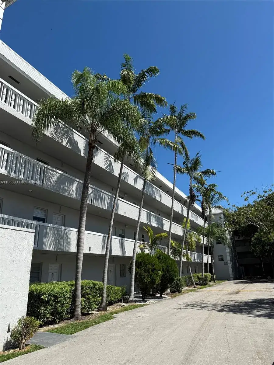 2 bedroom 1 bath Residential Lease for rent at 17255 SW 95th Ave # 445, Palmetto Bay FL 33157