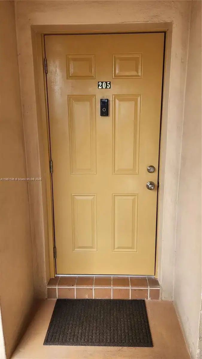 1 bedroom 1 bath Residential for sale at 6751 Cypress Rd # 205, Plantation FL 33317